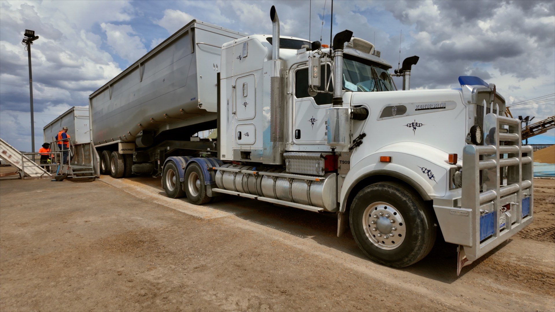 Kenworth prime mover with bulk commodity trailer